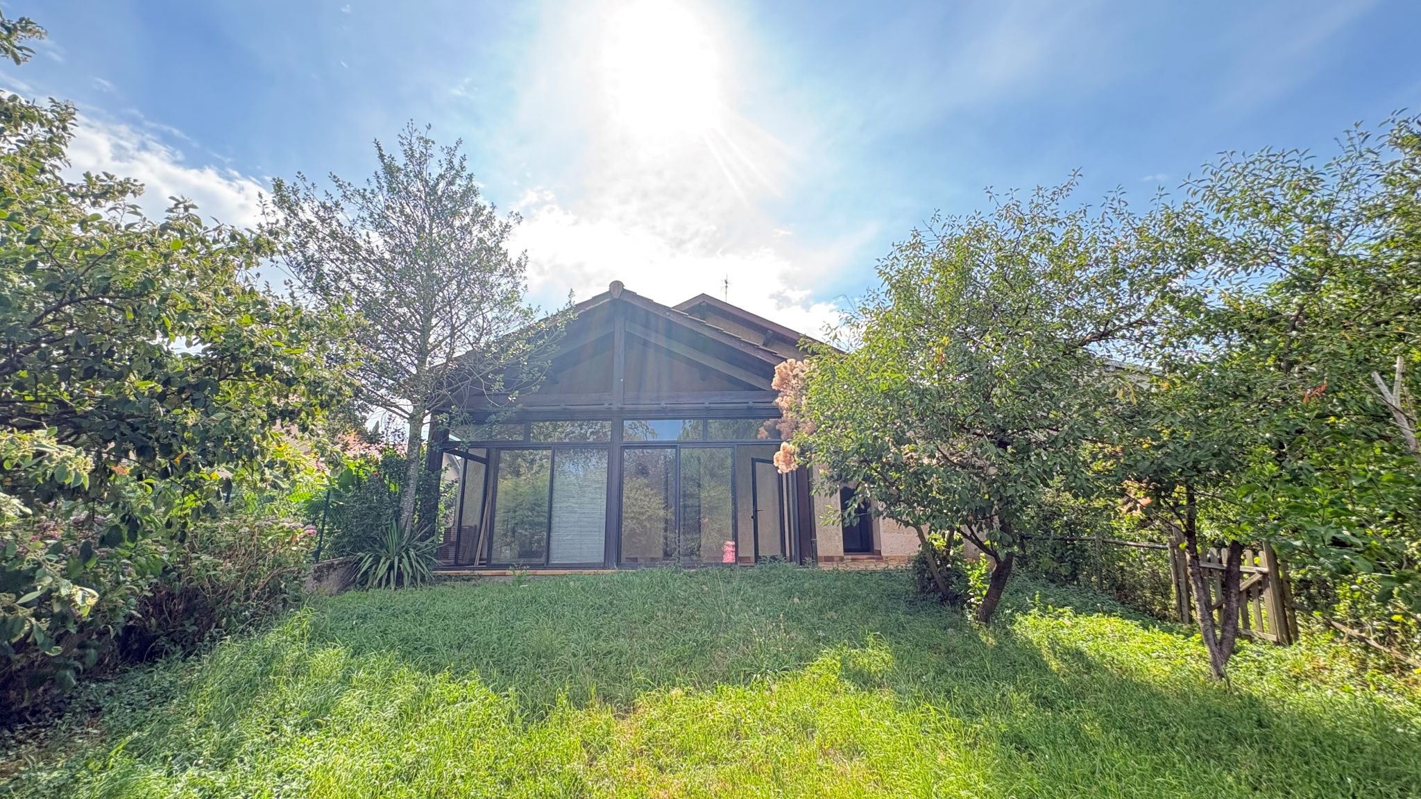 St Genis centre calme charmante maison 130 m2/2 ch+bureau jardin 242 m2 école commerces..