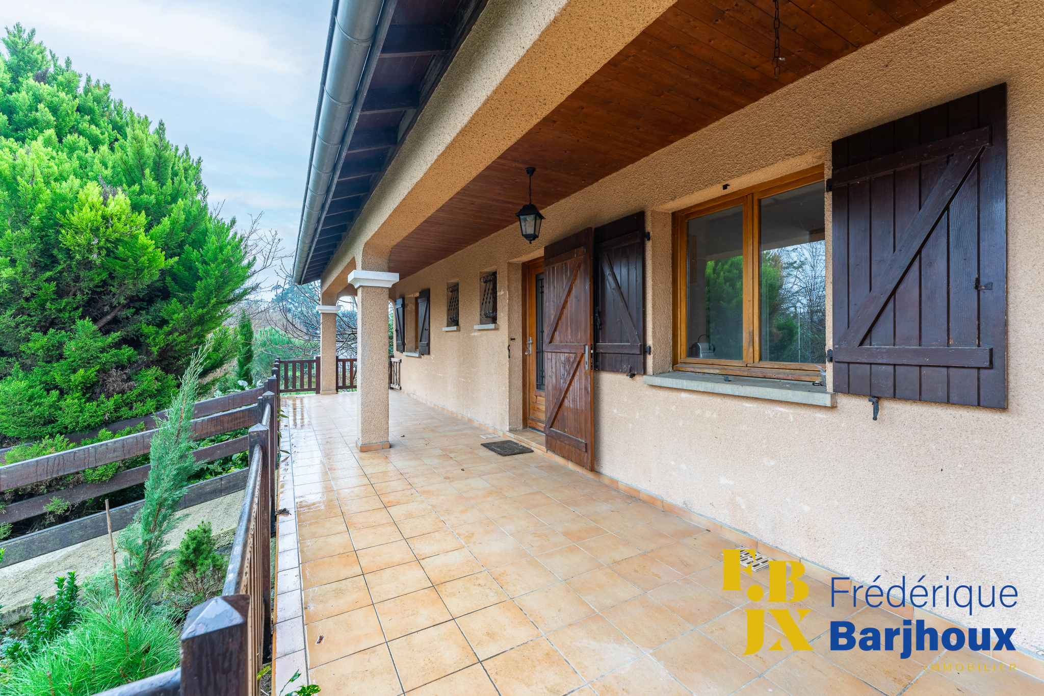 Brindas maison plain pied familiale 3 ch/94 m2 terrain plat 960 m2 sous sol 98 m2+garage double vue +++